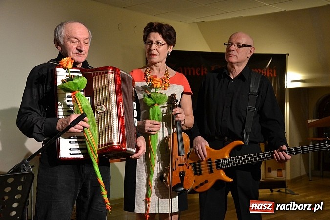 Zdjęcie w galerii na portalu naszraciborz.pl: Zamkowa niedziela wspomnień z zespołem 60 plus. Publiczność wypełniła salę po brzegi wiadomości z regionu