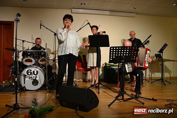 Zdjęcie w galerii na portalu naszraciborz.pl: Zamkowa niedziela wspomnień z zespołem 60 plus. Publiczność wypełniła salę po brzegi wiadomości z regionu