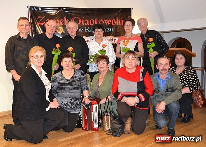 Zdjęcie w galerii na portalu naszraciborz.pl: Zamkowa niedziela wspomnień z zespołem 60 plus. Publiczność wypełniła salę po brzegi wiadomości z regionu