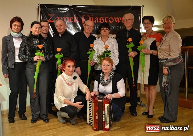 Zdjęcie w galerii na portalu naszraciborz.pl: Zamkowa niedziela wspomnień z zespołem 60 plus. Publiczność wypełniła salę po brzegi wiadomości z regionu