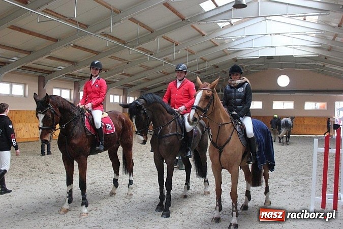 Zdjęcie w galerii na portalu naszraciborz.pl: Raciborskie amazonki wracają z Leszna z tarczą wiadomości z regionu