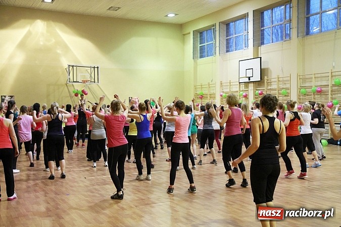 Zdjęcie w galerii na portalu naszraciborz.pl: Szalona zumba w raciborskim ZSOMS wiadomości z regionu