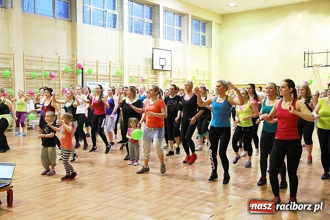 Zdjęcie w galerii na portalu naszraciborz.pl: Szalona zumba w raciborskim ZSOMS wiadomości z regionu