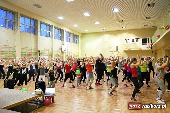 Zdjęcie w galerii na portalu naszraciborz.pl: Szalona zumba w raciborskim ZSOMS wiadomości z regionu