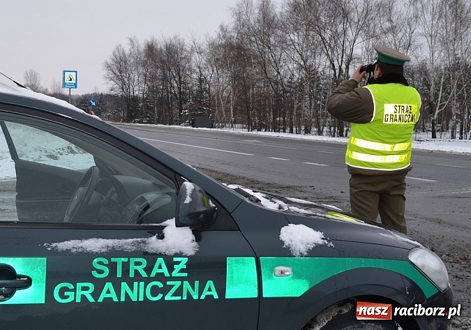 Zdjęcie w galerii na portalu naszraciborz.pl: 5 cudzoziemców oraz kolejne nielegalne papierosy w rękach SG wiadomości z regionu