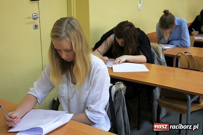 Zdjęcie w galerii na portalu naszraciborz.pl: Wykazali się wiedzą o krajach anglojęzycznych wiadomości z regionu