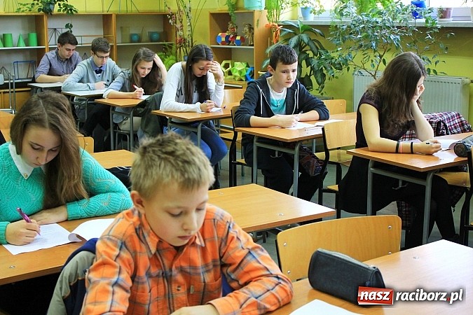 Zdjęcie w galerii na portalu naszraciborz.pl: Wykazali się wiedzą o krajach anglojęzycznych wiadomości z regionu