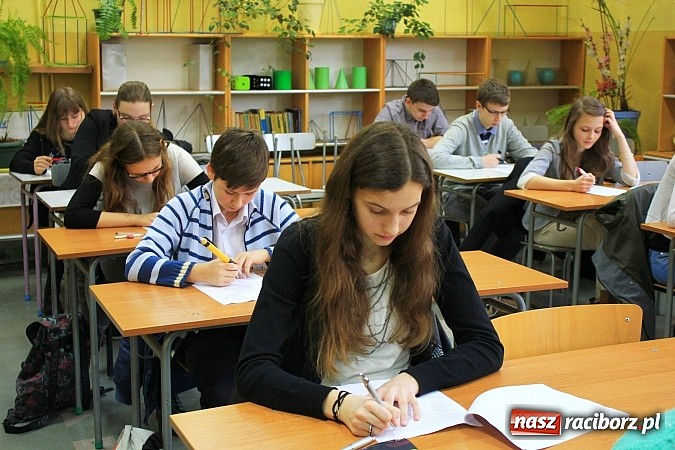 Zdjęcie w galerii na portalu naszraciborz.pl: Wykazali się wiedzą o krajach anglojęzycznych wiadomości z regionu