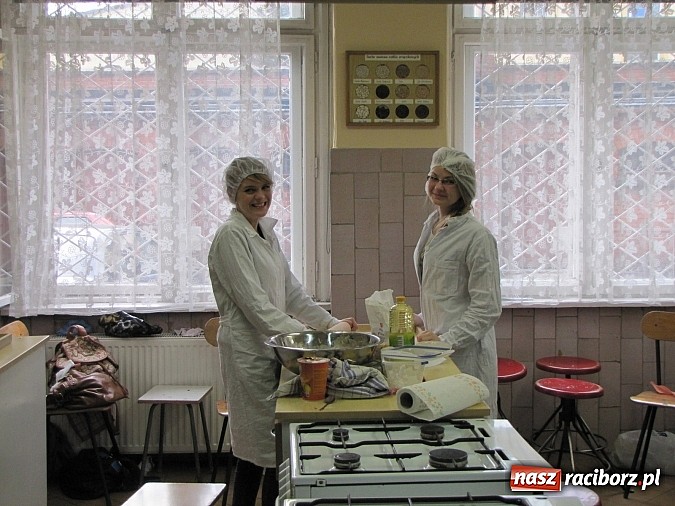 Zdjęcie w galerii na portalu naszraciborz.pl: Uczniowie ZSZ smażą pączki dla Afryki wiadomości z regionu