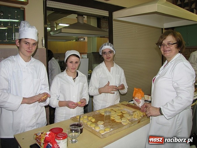 Zdjęcie w galerii na portalu naszraciborz.pl: Uczniowie ZSZ smażą pączki dla Afryki wiadomości z regionu