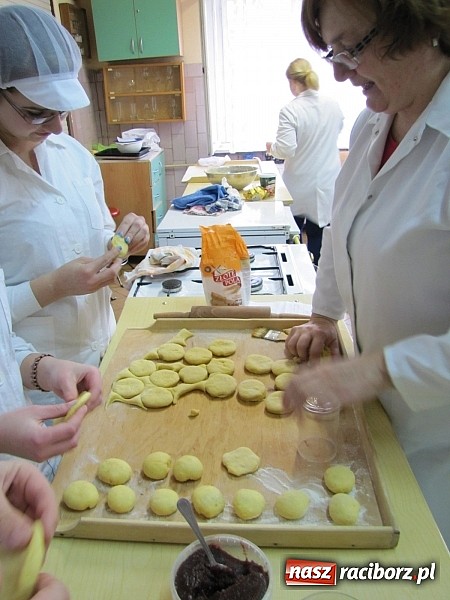 Zdjęcie w galerii na portalu naszraciborz.pl: Uczniowie ZSZ smażą pączki dla Afryki wiadomości z regionu