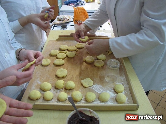 Zdjęcie w galerii na portalu naszraciborz.pl: Uczniowie ZSZ smażą pączki dla Afryki wiadomości z regionu