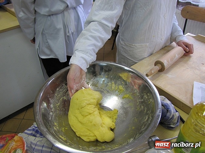 Zdjęcie w galerii na portalu naszraciborz.pl: Uczniowie ZSZ smażą pączki dla Afryki wiadomości z regionu