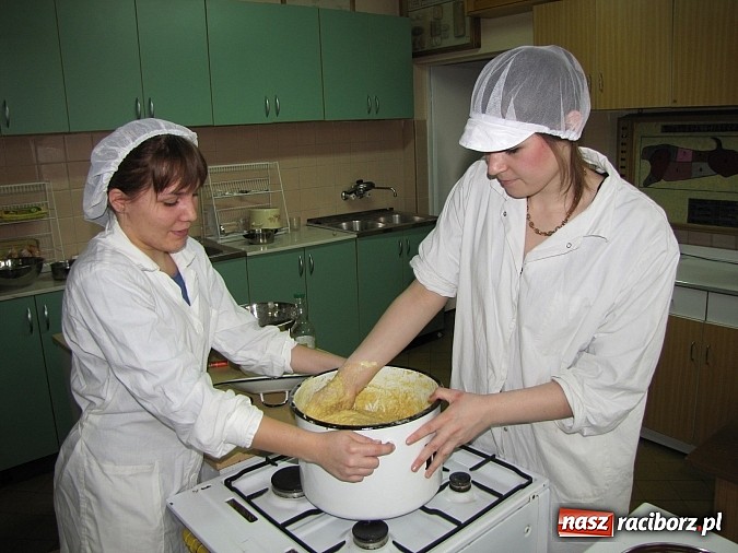 Zdjęcie w galerii na portalu naszraciborz.pl: Uczniowie ZSZ smażą pączki dla Afryki wiadomości z regionu