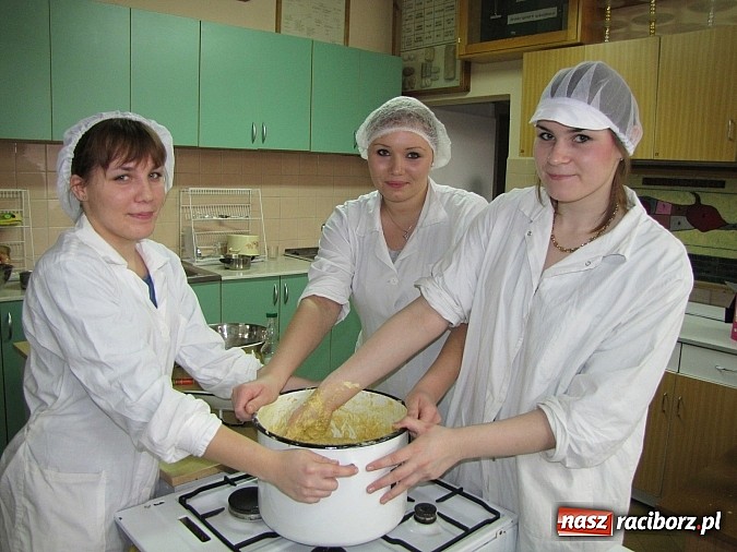 Zdjęcie w galerii na portalu naszraciborz.pl: Uczniowie ZSZ smażą pączki dla Afryki wiadomości z regionu