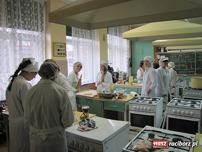 Zdjęcie w galerii na portalu naszraciborz.pl: Uczniowie ZSZ smażą pączki dla Afryki wiadomości z regionu