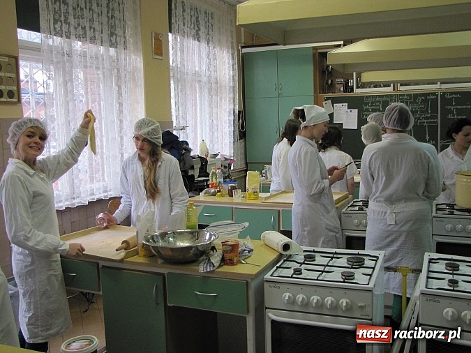 Zdjęcie w galerii na portalu naszraciborz.pl: Uczniowie ZSZ smażą pączki dla Afryki wiadomości z regionu