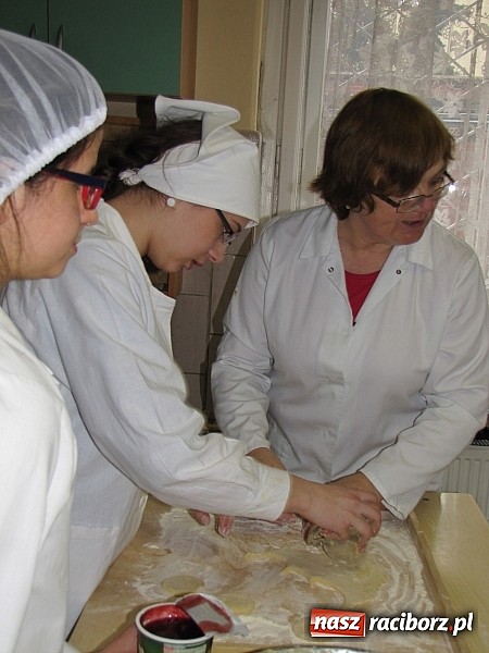 Zdjęcie w galerii na portalu naszraciborz.pl: Uczniowie ZSZ smażą pączki dla Afryki wiadomości z regionu