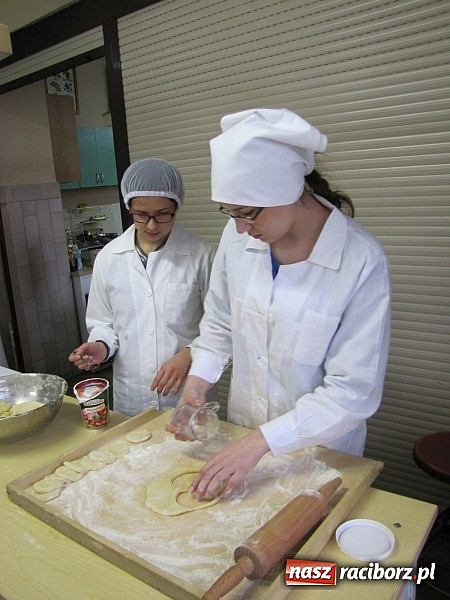 Zdjęcie w galerii na portalu naszraciborz.pl: Uczniowie ZSZ smażą pączki dla Afryki wiadomości z regionu