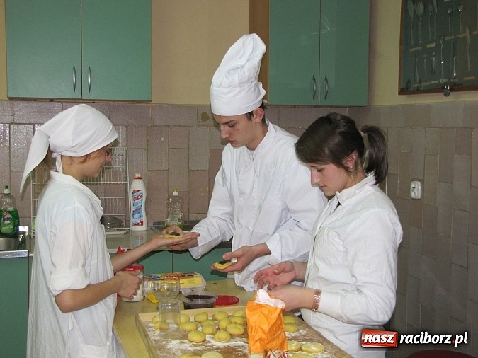 Zdjęcie w galerii na portalu naszraciborz.pl: Uczniowie ZSZ smażą pączki dla Afryki wiadomości z regionu