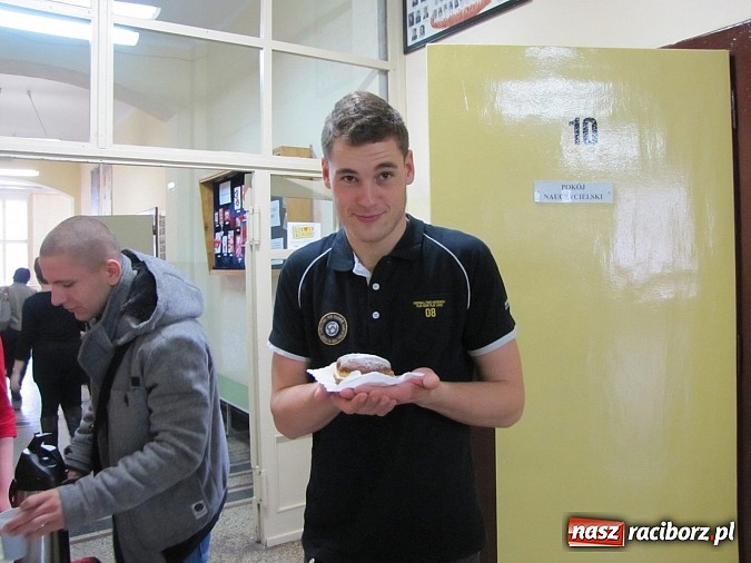 Zdjęcie w galerii na portalu naszraciborz.pl: Uczniowie ZSZ smażą pączki dla Afryki wiadomości z regionu