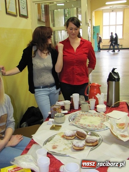 Zdjęcie w galerii na portalu naszraciborz.pl: Uczniowie ZSZ smażą pączki dla Afryki wiadomości z regionu