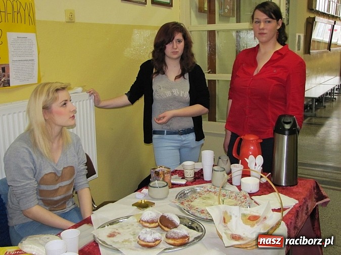 Zdjęcie w galerii na portalu naszraciborz.pl: Uczniowie ZSZ smażą pączki dla Afryki wiadomości z regionu