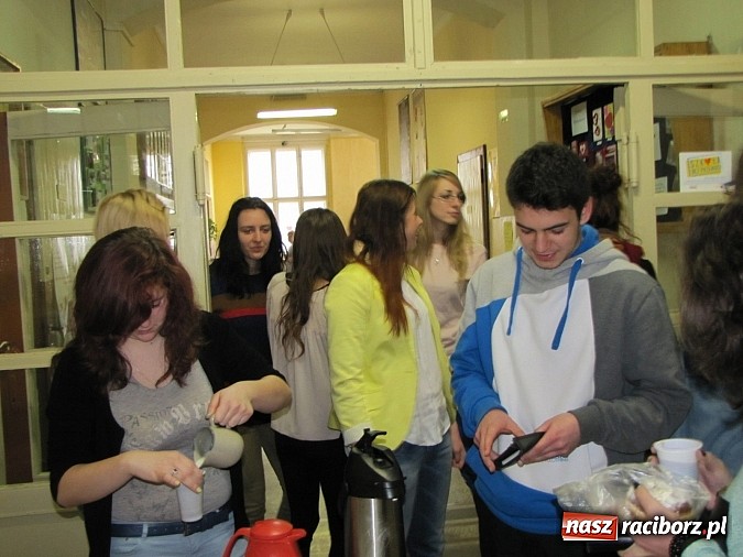 Zdjęcie w galerii na portalu naszraciborz.pl: Uczniowie ZSZ smażą pączki dla Afryki wiadomości z regionu