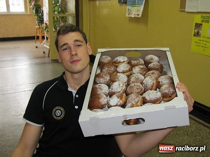 Zdjęcie w galerii na portalu naszraciborz.pl: Uczniowie ZSZ smażą pączki dla Afryki wiadomości z regionu