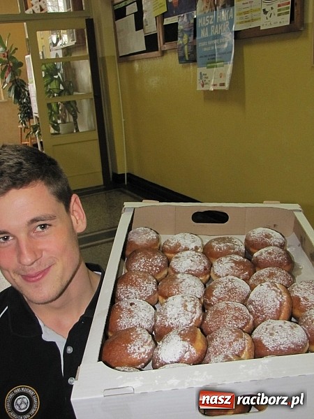 Zdjęcie w galerii na portalu naszraciborz.pl: Uczniowie ZSZ smażą pączki dla Afryki wiadomości z regionu
