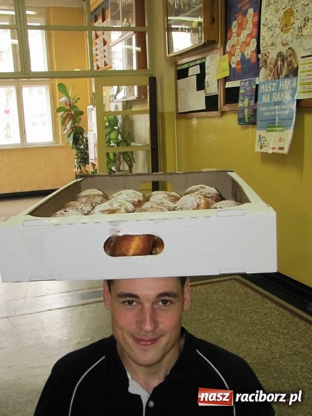 Zdjęcie w galerii na portalu naszraciborz.pl: Uczniowie ZSZ smażą pączki dla Afryki wiadomości z regionu