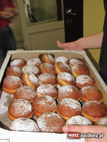 Zdjęcie w galerii na portalu naszraciborz.pl: Uczniowie ZSZ smażą pączki dla Afryki wiadomości z regionu