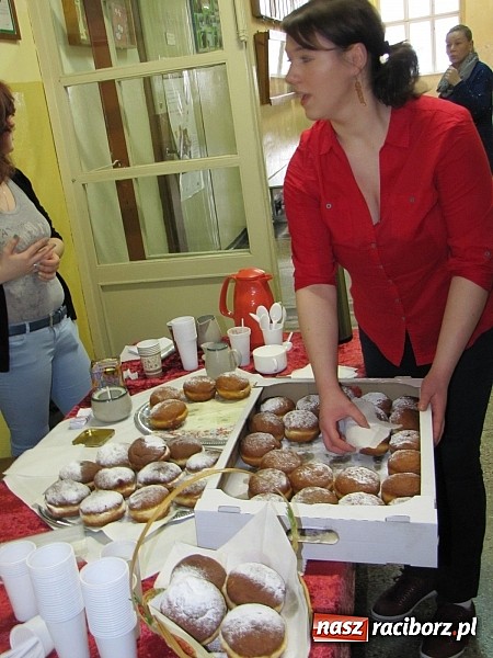 Zdjęcie w galerii na portalu naszraciborz.pl: Uczniowie ZSZ smażą pączki dla Afryki wiadomości z regionu