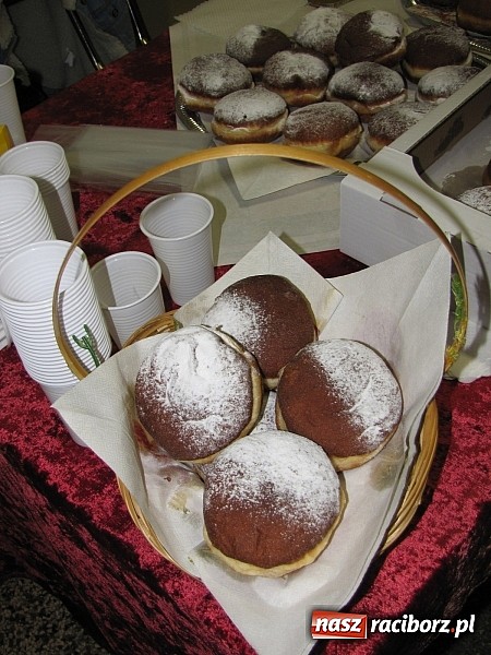 Zdjęcie w galerii na portalu naszraciborz.pl: Uczniowie ZSZ smażą pączki dla Afryki wiadomości z regionu