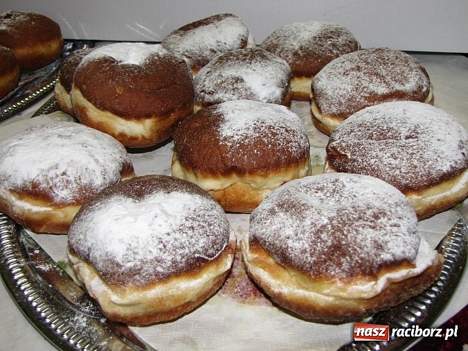 Zdjęcie w galerii na portalu naszraciborz.pl: Uczniowie ZSZ smażą pączki dla Afryki wiadomości z regionu