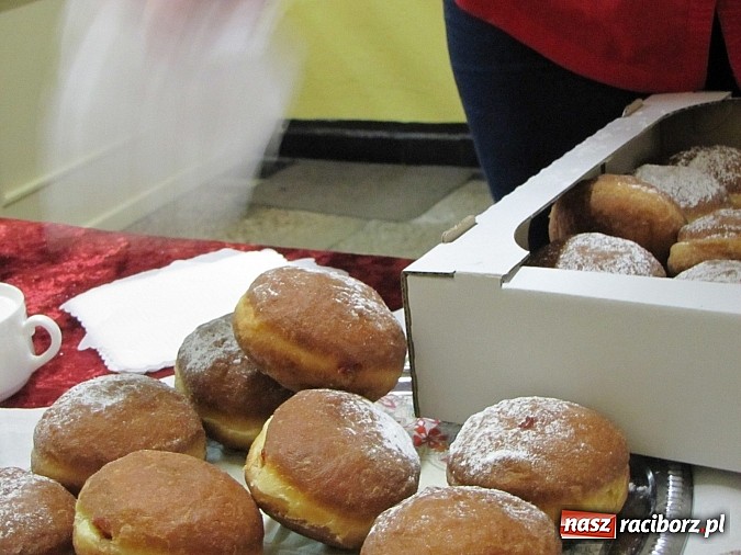 Zdjęcie w galerii na portalu naszraciborz.pl: Uczniowie ZSZ smażą pączki dla Afryki wiadomości z regionu