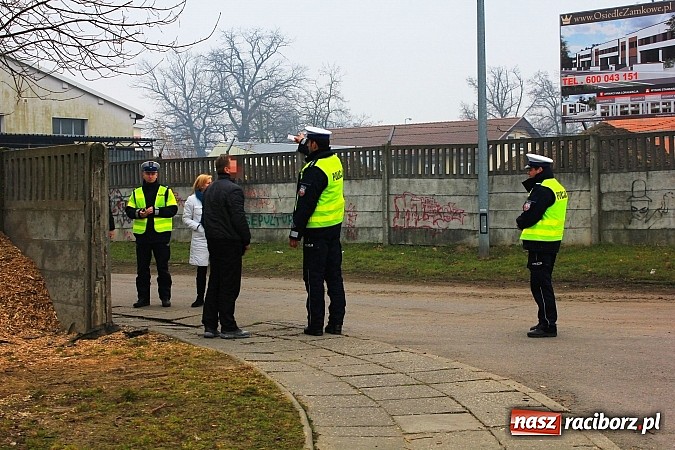 Zdjęcie w galerii na portalu naszraciborz.pl: Zniszczony płot i chodnik na Opolskiej. Efekt uboczny przebudowy Zamkowej wiadomości z regionu