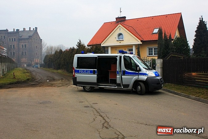 Zdjęcie w galerii na portalu naszraciborz.pl: Zniszczony płot i chodnik na Opolskiej. Efekt uboczny przebudowy Zamkowej wiadomości z regionu