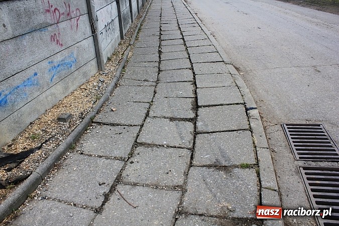 Zdjęcie w galerii na portalu naszraciborz.pl: Zniszczony płot i chodnik na Opolskiej. Efekt uboczny przebudowy Zamkowej wiadomości z regionu