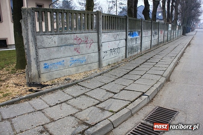 Zdjęcie w galerii na portalu naszraciborz.pl: Zniszczony płot i chodnik na Opolskiej. Efekt uboczny przebudowy Zamkowej wiadomości z regionu