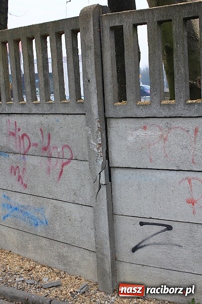 Zdjęcie w galerii na portalu naszraciborz.pl: Zniszczony płot i chodnik na Opolskiej. Efekt uboczny przebudowy Zamkowej wiadomości z regionu