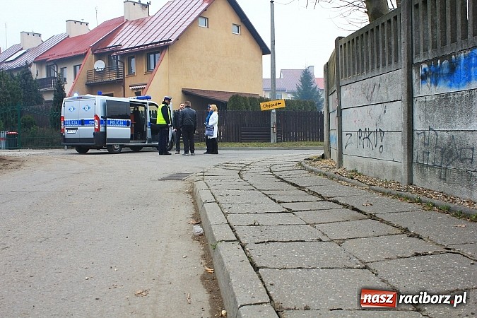 Zdjęcie w galerii na portalu naszraciborz.pl: Zniszczony płot i chodnik na Opolskiej. Efekt uboczny przebudowy Zamkowej wiadomości z regionu