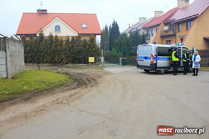 Zdjęcie w galerii na portalu naszraciborz.pl: Zniszczony płot i chodnik na Opolskiej. Efekt uboczny przebudowy Zamkowej wiadomości z regionu