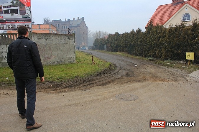 Zdjęcie w galerii na portalu naszraciborz.pl: Zniszczony płot i chodnik na Opolskiej. Efekt uboczny przebudowy Zamkowej wiadomości z regionu