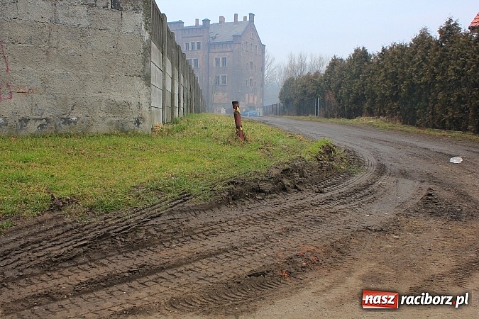 Zdjęcie w galerii na portalu naszraciborz.pl: Zniszczony płot i chodnik na Opolskiej. Efekt uboczny przebudowy Zamkowej wiadomości z regionu