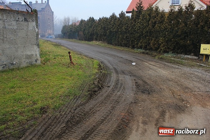 Zdjęcie w galerii na portalu naszraciborz.pl: Zniszczony płot i chodnik na Opolskiej. Efekt uboczny przebudowy Zamkowej wiadomości z regionu