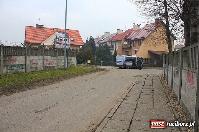 Zdjęcie w galerii na portalu naszraciborz.pl: Zniszczony płot i chodnik na Opolskiej. Efekt uboczny przebudowy Zamkowej wiadomości z regionu