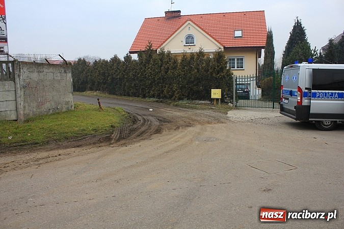 Zdjęcie w galerii na portalu naszraciborz.pl: Zniszczony płot i chodnik na Opolskiej. Efekt uboczny przebudowy Zamkowej wiadomości z regionu