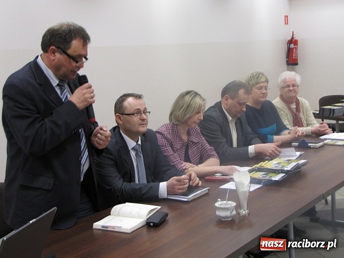 Zdjęcie w galerii na portalu naszraciborz.pl: Pietrowice Wielkie planują dwujęzyczne tablice wiadomości z regionu