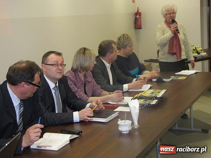 Zdjęcie w galerii na portalu naszraciborz.pl: Pietrowice Wielkie planują dwujęzyczne tablice wiadomości z regionu